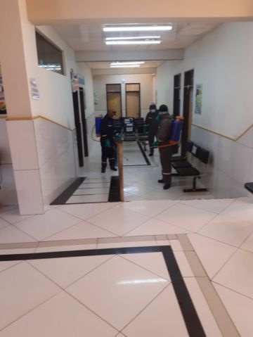 El personal realiza la desinfección de ambientes de instituciones sanitarias. FOTO SALUD AMBIENTAL SEDES