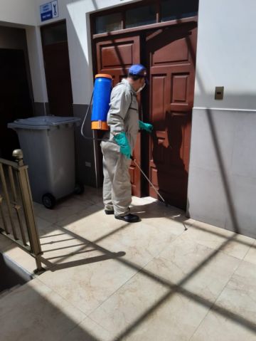 El personal realiza la desinfección de ambientes de instituciones sanitarias. FOTO SALUD AMBIENTAL SEDES