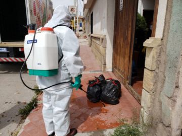El personal realiza la desinfección de ambientes de instituciones sanitarias. FOTO SALUD AMBIENTAL SEDES