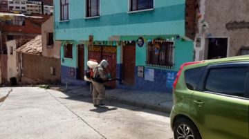 El personal realiza la desinfección de ambientes de instituciones sanitarias. FOTO SALUD AMBIENTAL SEDES