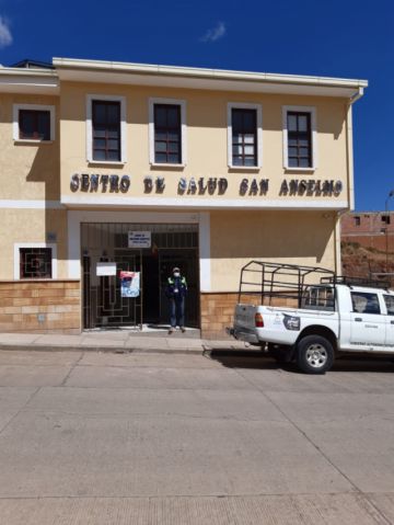 El personal realiza la desinfección de ambientes de instituciones sanitarias. FOTO SALUD AMBIENTAL SEDES