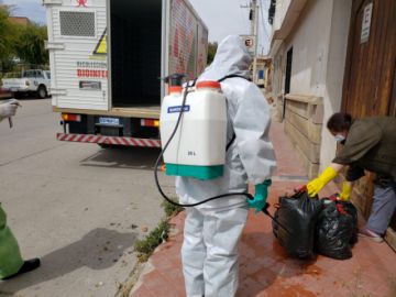 El personal realiza la desinfección de ambientes de instituciones sanitarias. FOTO SALUD AMBIENTAL SEDES