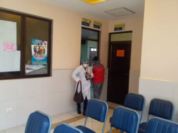 El personal realiza la desinfección de ambientes de instituciones sanitarias. FOTO SALUD AMBIENTAL SEDES