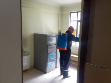 El personal realiza la desinfección de ambientes de instituciones sanitarias. FOTO SALUD AMBIENTAL SEDES