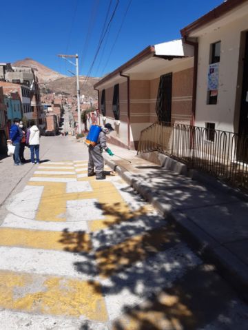El personal realiza la desinfección de ambientes de instituciones sanitarias. FOTO SALUD AMBIENTAL SEDES