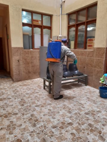El personal realiza la desinfección de ambientes de instituciones sanitarias. FOTO SALUD AMBIENTAL SEDES