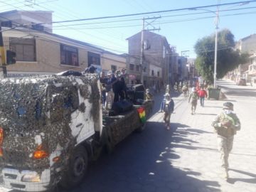 La población les saluda y aplaude en las calles.