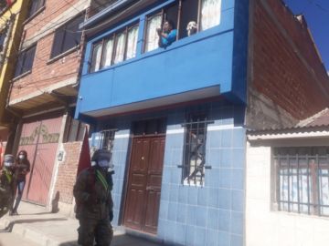 La población les saluda y aplaude en las calles.