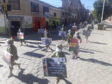 La población les saluda y aplaude en las calles.