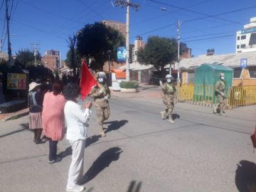 La población les saluda y aplaude en las calles.