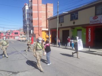 La población les saluda y aplaude en las calles.