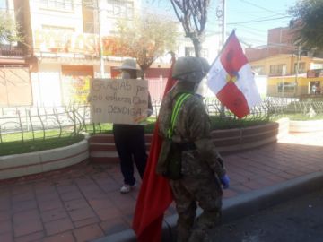La población les saluda y aplaude en las calles.