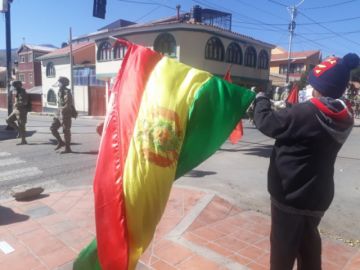 La población les saluda y aplaude en las calles.
