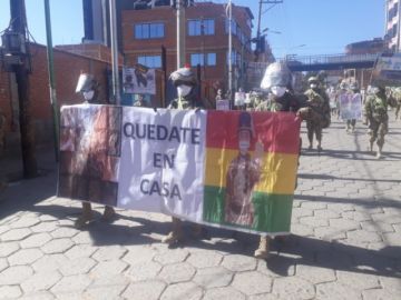 La población les saluda y aplaude en las calles.