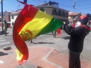 La población les saluda y aplaude en las calles.