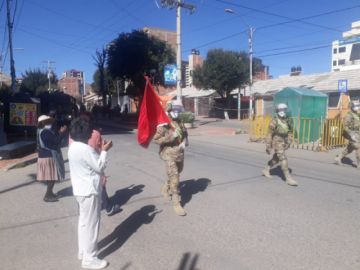 La población les saluda y aplaude en las calles.