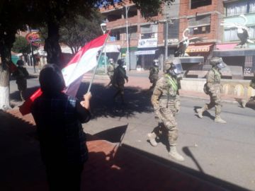 La población les saluda y aplaude en las calles.