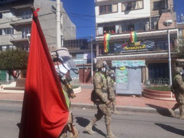 La población les saluda y aplaude en las calles.