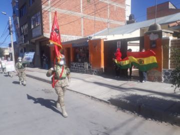 La población les saluda y aplaude en las calles.