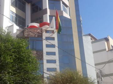 La población les saluda y aplaude en las calles.