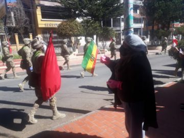 La población les saluda y aplaude en las calles.