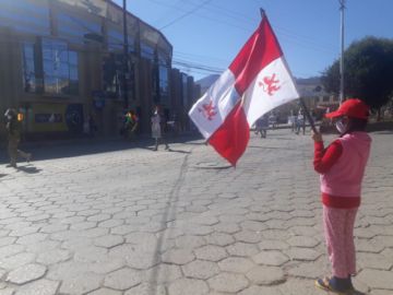 La población les saluda y aplaude en las calles.