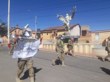 La población les saluda y aplaude en las calles.