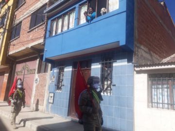 La población les saluda y aplaude en las calles.