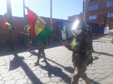 La población les saluda y aplaude en las calles.