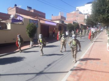La población les saluda y aplaude en las calles.