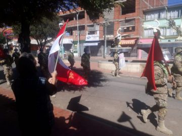 La población les saluda y aplaude en las calles.