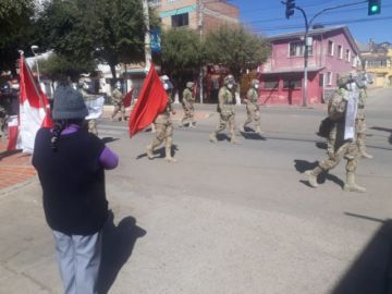 La población les saluda y aplaude en las calles.