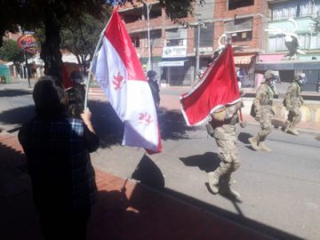 La población les saluda y aplaude en las calles.