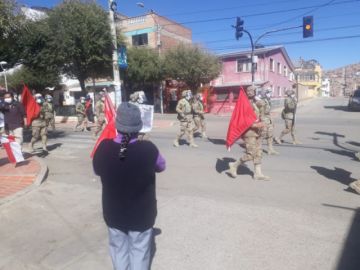 La población les saluda y aplaude en las calles.