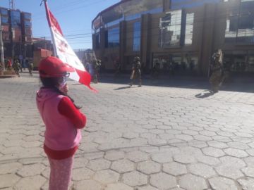 La población les saluda y aplaude en las calles.