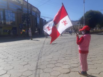 La población les saluda y aplaude en las calles.