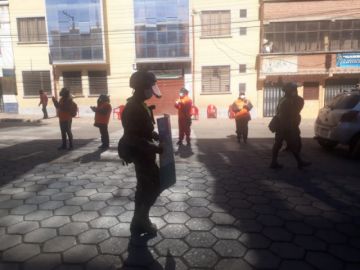 La población les saluda y aplaude en las calles.