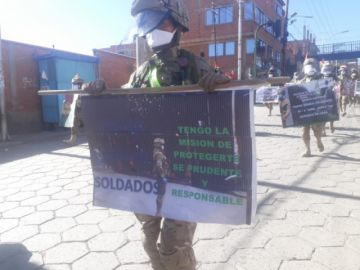 La población les saluda y aplaude en las calles.