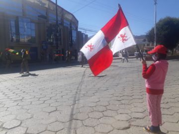 La población les saluda y aplaude en las calles.