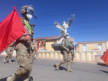 La población les saluda y aplaude en las calles.
