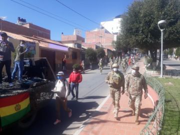 La población les saluda y aplaude en las calles.