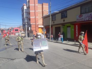 La población les saluda y aplaude en las calles.
