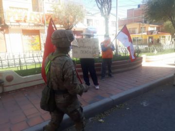 La población les saluda y aplaude en las calles.