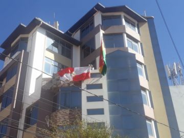 La población les saluda y aplaude en las calles.