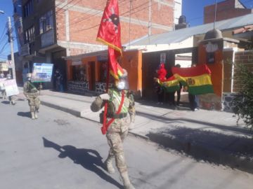 La población les saluda y aplaude en las calles.