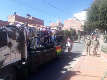 La población les saluda y aplaude en las calles.