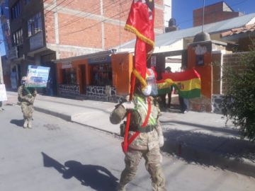 La población les saluda y aplaude en las calles.