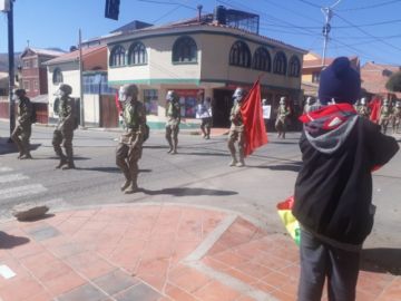 La población les saluda y aplaude en las calles.