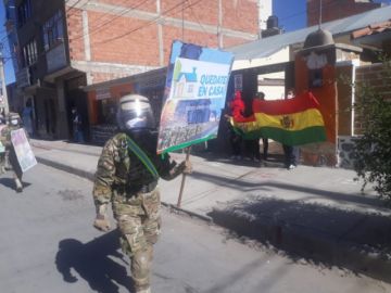 La población les saluda y aplaude en las calles.