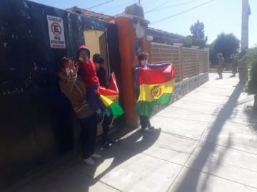La población les saluda y aplaude en las calles.
